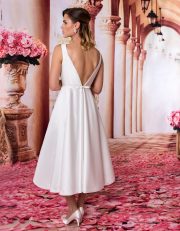 Kurzes Standesamtkleid mit U-Boot Ausschnitt und Gürtel von hinten