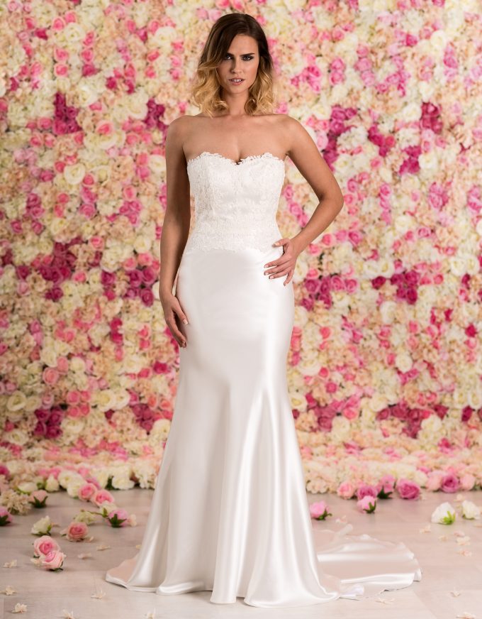 Brautkleid lang schulterfrei aus Spitze mit Schleppe von vorne