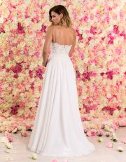 Langes Korsagen Brautkleid aus Spitze mit schmalen Trägern von hinten