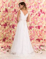 Brautkleid lang aus Spitze mit Schleppe von hinten