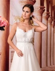 Langes Prinzessin Brautkleid mit Schleppe und V-Ausschnitt Nahaufnahme