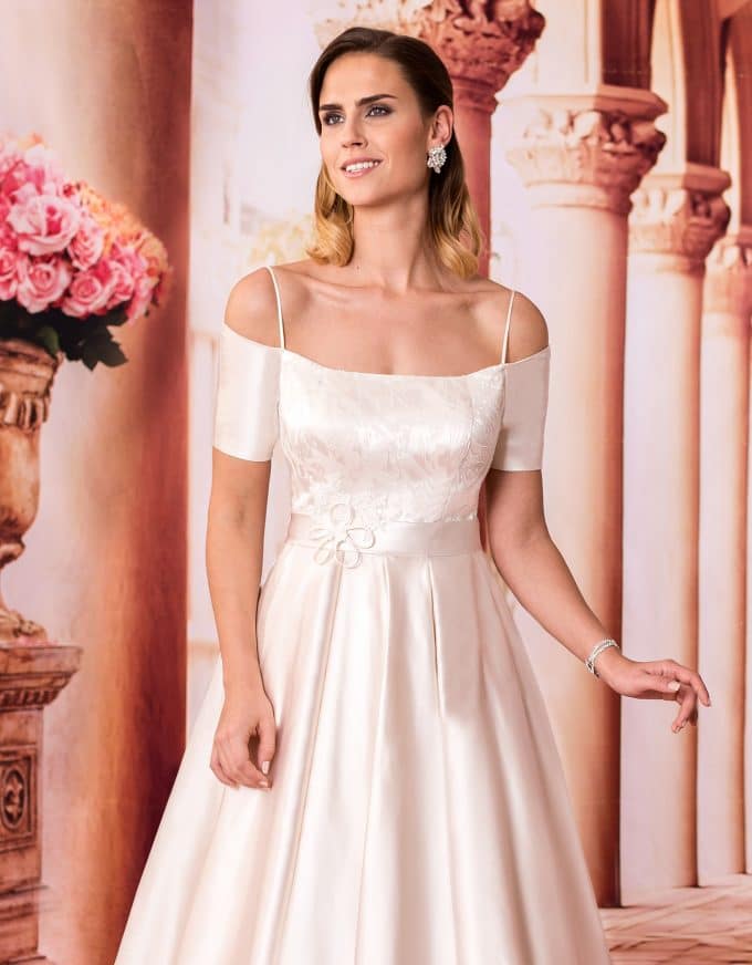 Langes Off Shoulder Brautkleid mit filigranen Trägern Nahaufnahme