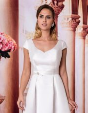 Knielanges Standesamtkleid mit Kellerfalte und Herzausschnitt Nahaufnahme