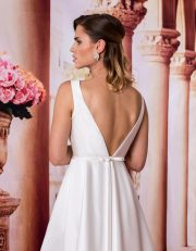 Kurzes Standesamtkleid mit U-Boot Ausschnitt und Gürtel Nahaufnahme