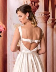 Langes Prinzessin Brautkleid mit Tellerrock und U-Boot Ausschnitt Nahaufnahme