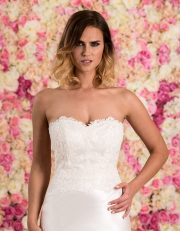 Brautkleid lang schulterfrei aus Spitze mit Schleppe Nahaufnahme