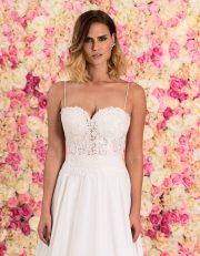 Langes Korsagen Brautkleid aus Spitze mit schmalen Trägern Nahaufnahme