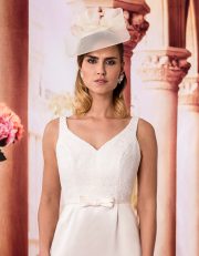 Standesamtkleid kurz mit Bleistiftrock und Spitzenoberteil Nahaufnahme