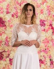 Bolero aus Spitze mit Dreiviertel-Ärmel und Perlenknöpfen von vorne