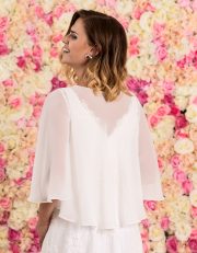 Brautjacke aus Spitze und Chiffon von hinten