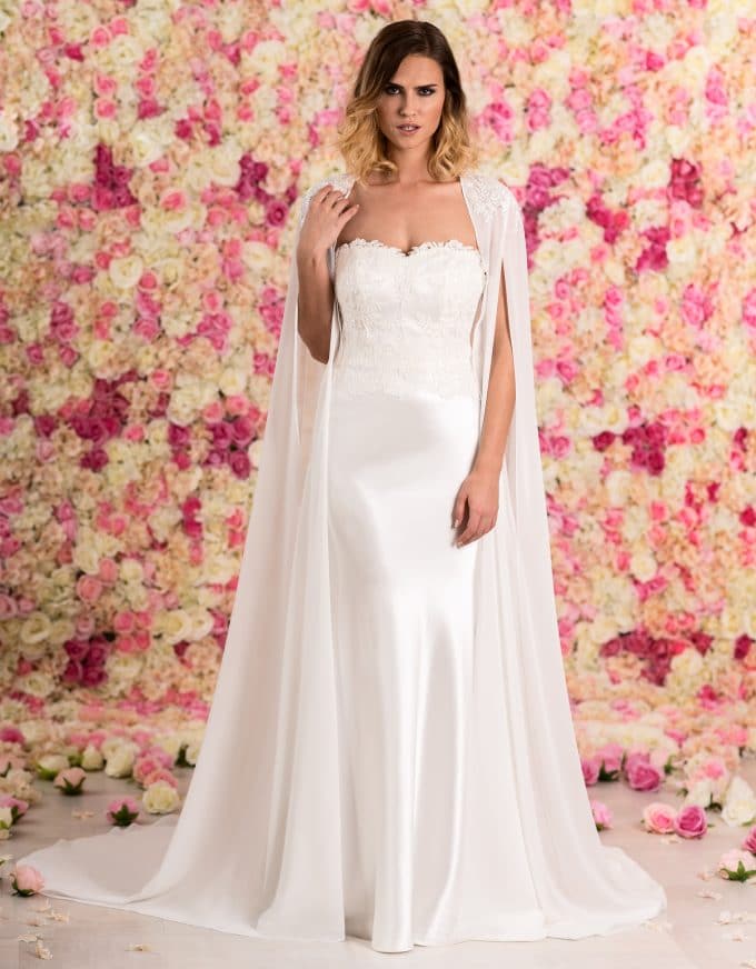 Langer Brautumhang aus Chiffon mit Schleppe von vorne