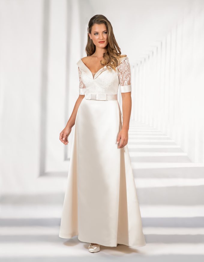 Langes, elegantes Brautkleid mit Spitzenoberteil und Schleife in der Hüfte