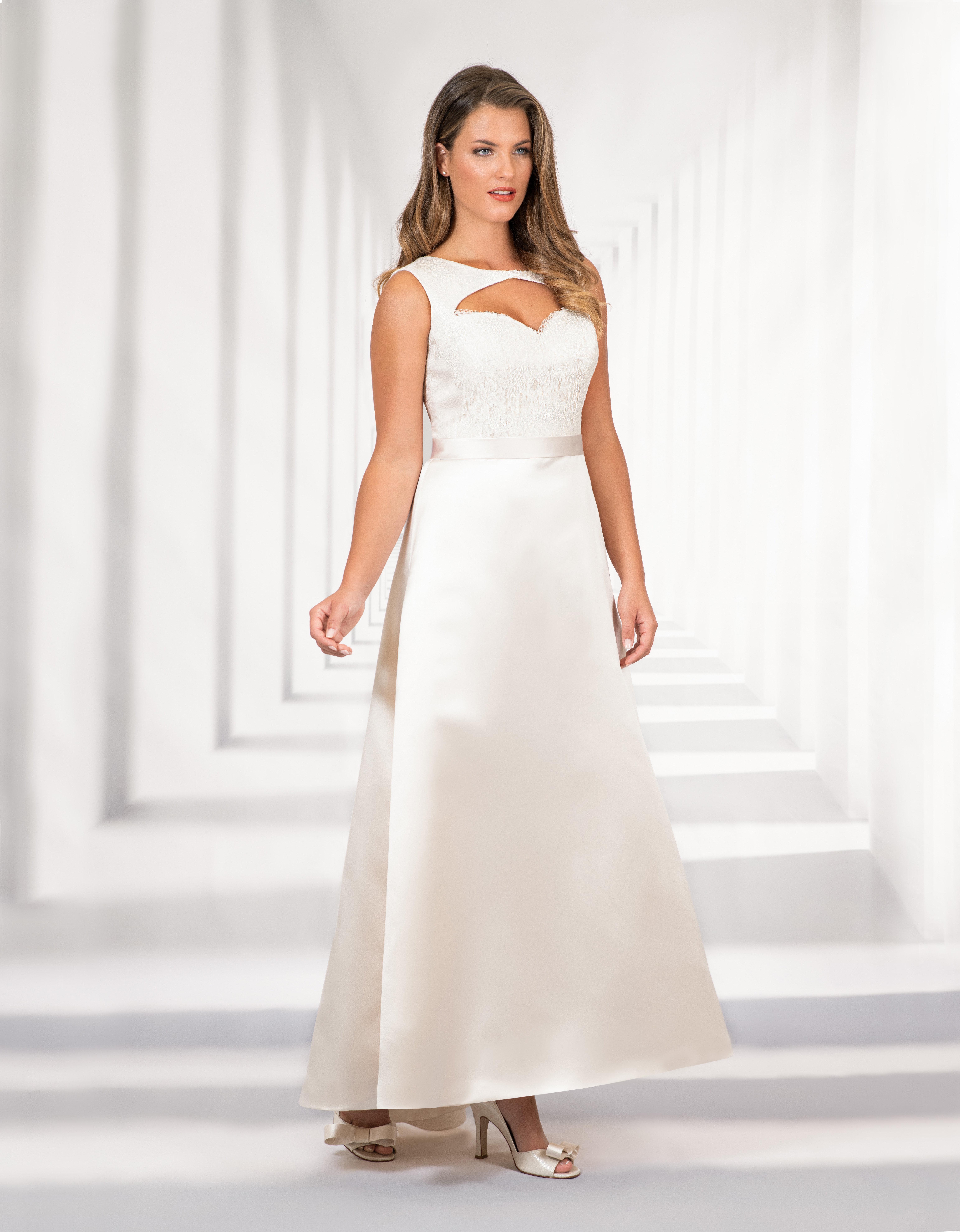 Langes Brautkleid mit Herzausschnitt und Spitzenoberteil