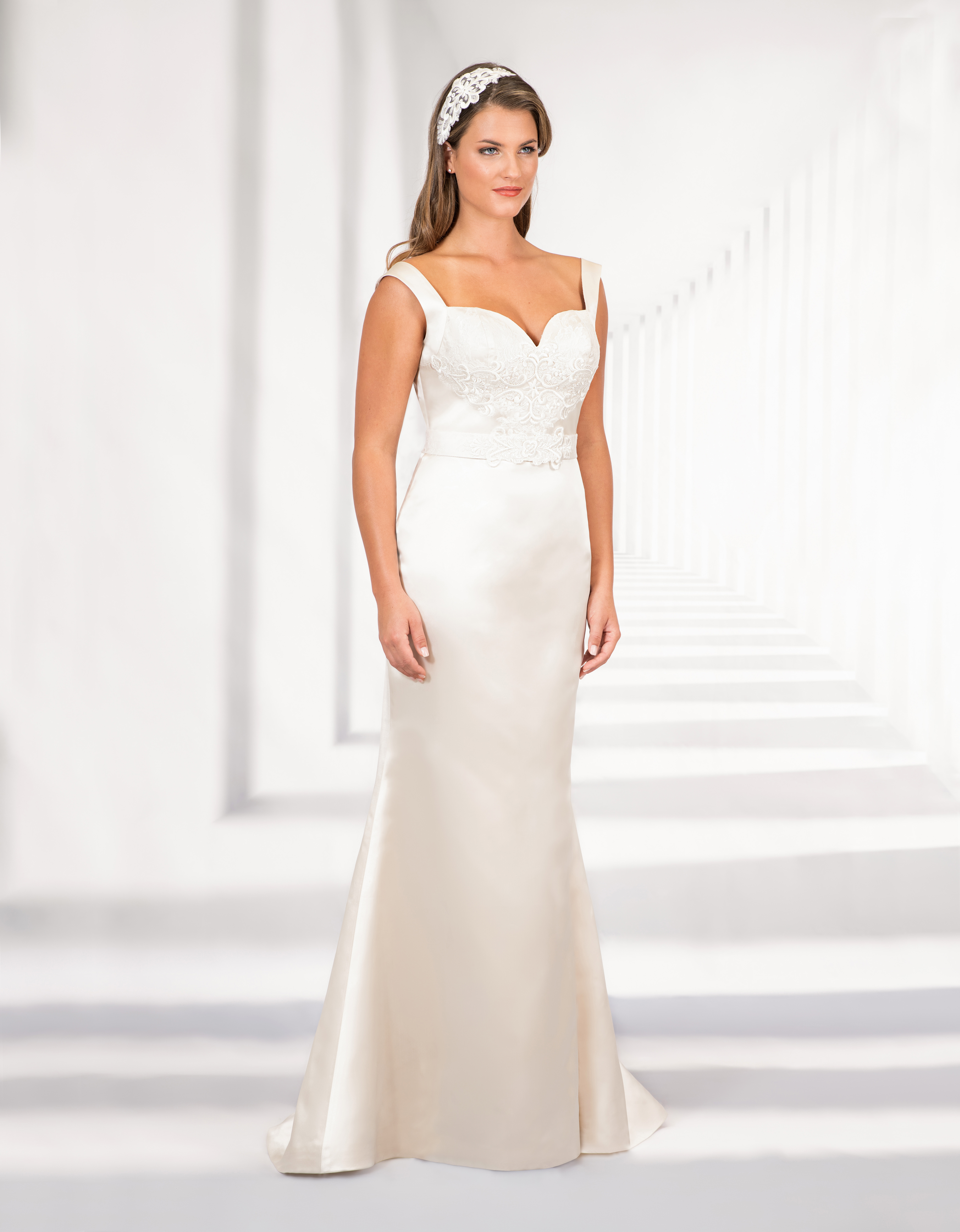 Bodenlanges Brautkleid mit Herzausschnitt und breiten Trägern