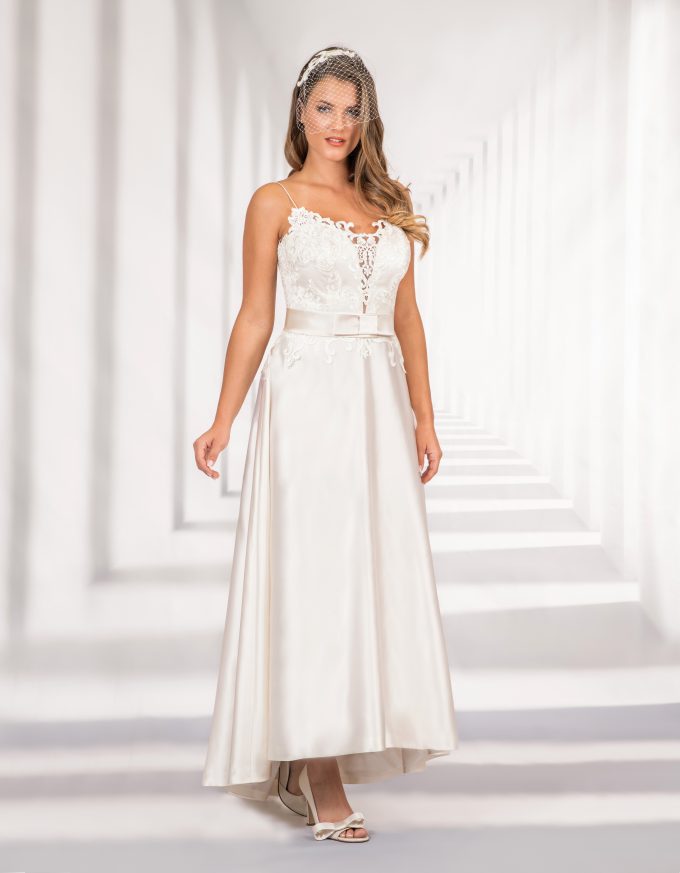 Langes Brautkleid mit Spitzenoberteil und Schleife in der Taille