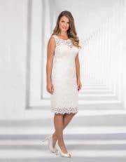 Kurzes Brautkleid mit Spitze und breiten Trägern von hinten