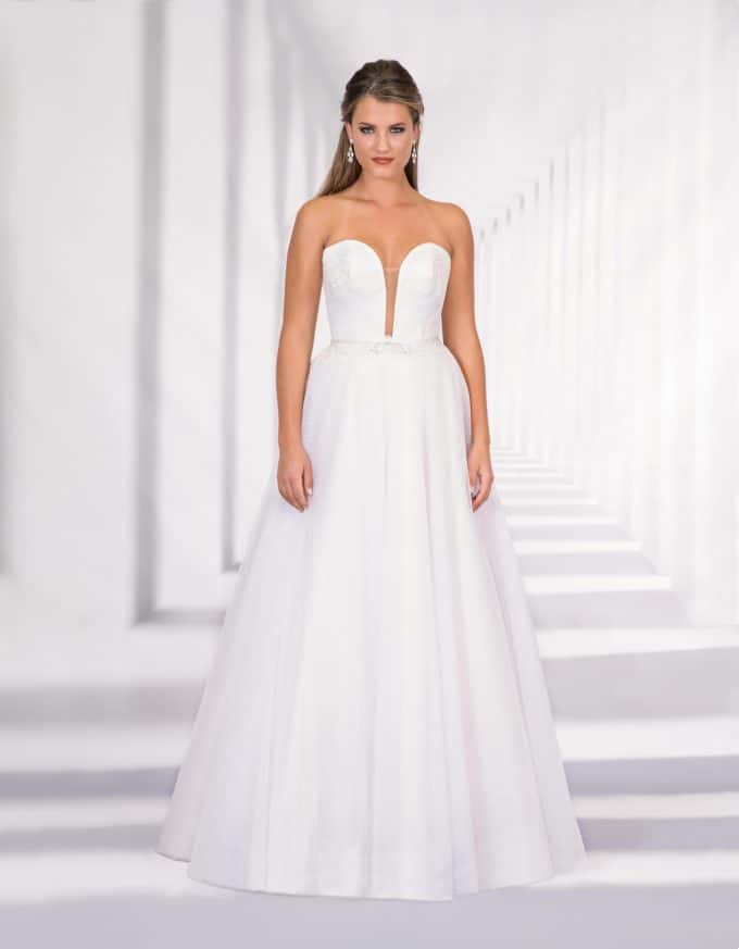 Trägerloses, bodenlanges Brautkleid mit tiefem Ausschnitt von vorne