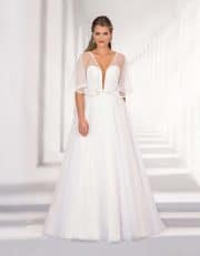 Langes Brautkleid mit tiefem Ausschnitt und Flügelärmel von vorne