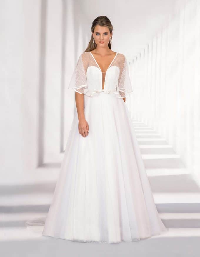 Langes Brautkleid mit tiefem Ausschnitt und Flügelärmel von vorne
