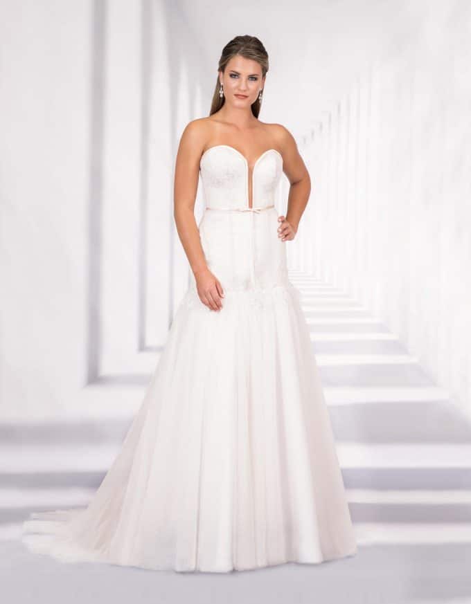 Trägerloses Brautkleid mit tiefem Ausschnitt von vorne