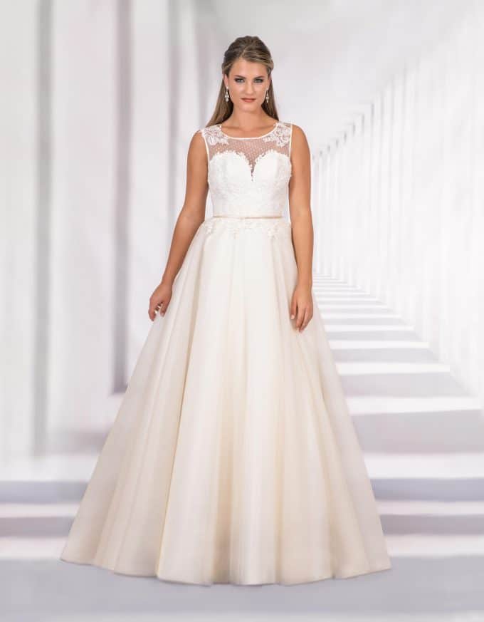 Bodenlanges Brautkleid mit transparentem Oberteil und Herzausschnitt von vorne