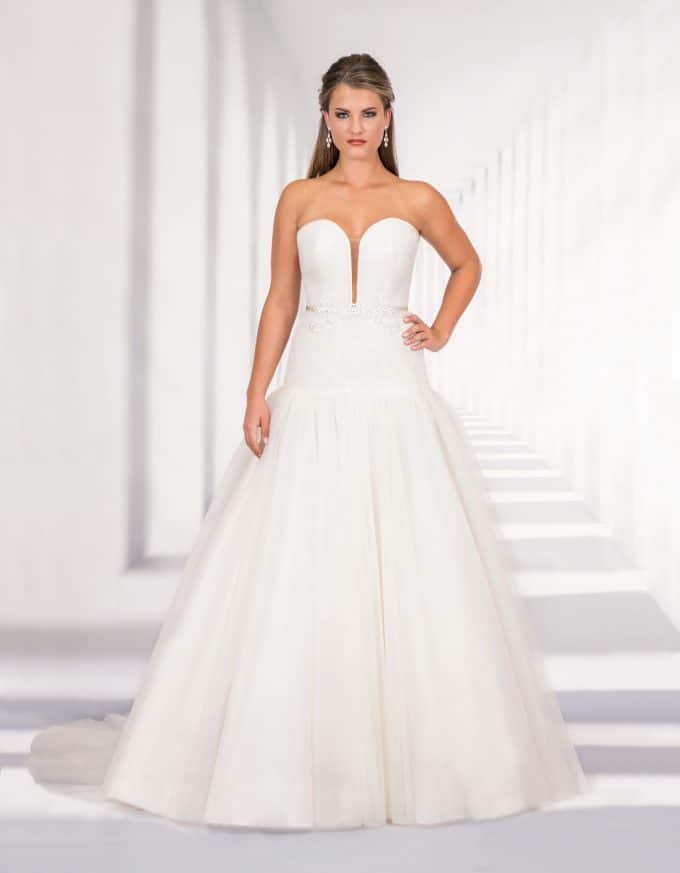 Korsagen Brautkleid mit Tüllrock und Schleppe sowie Oberteil aus Paillettentüll von vorne