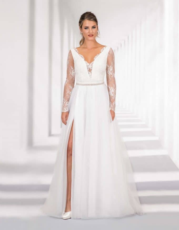 Langes Brautkleid mit Spitzenoberteil und hohem Schlitz von vorne