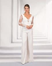 Eleganter Braut Jumpsuit mit Spitzenoberteil von vorne