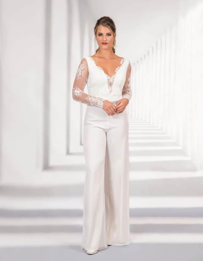 Eleganter Braut Jumpsuit mit Spitzenoberteil von vorne