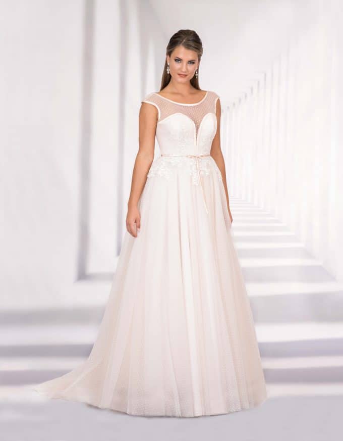 Bodenlanges Brautkleid mit Herzausschnitt und transparentem Oberteil von vorne