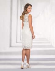 Kurzes Brautkleid mit Spitze und breiten Trägern von hinten