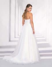 Trägerloses, bodenlanges Brautkleid mit tiefem Ausschnitt von hinten