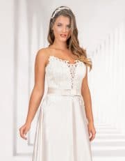 Langes Brautkleid mit Spitzenoberteil und hohem Schlitz von vorne