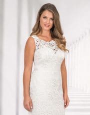 Kurzes Brautkleid mit Spitze und breiten Trägern von hinten