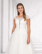 Bodenlanges Brautkleid mit transparentem Spitzenoberteil und Schleife in der Taille von vorne