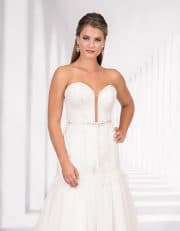 Trägerloses Brautkleid mit tiefem Ausschnitt von vorne