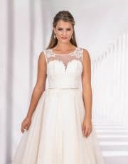 Bodenlanges Brautkleid mit transparentem Oberteil und Herzausschnitt von vorne