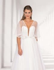 Langes Brautkleid mit tiefem Ausschnitt und Flügelärmel von vorne