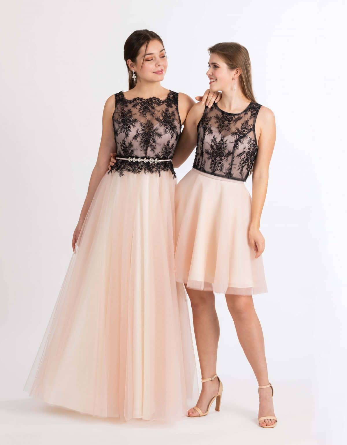 Langes und kurzes Ballkleid mit schwarzem Spitzen-Oberteil und altrosa Tüllrock