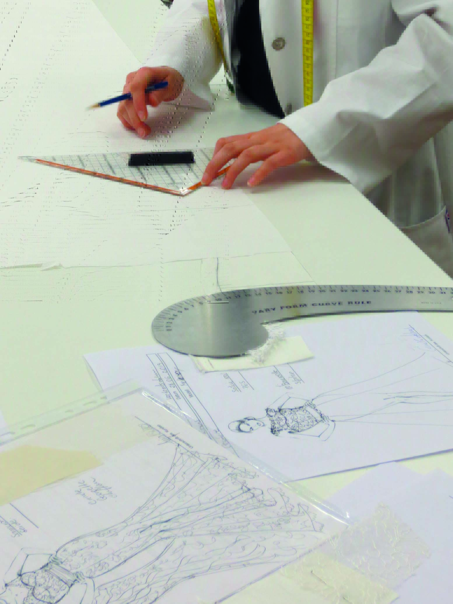 Schnitterstellung bei der Brautkleid-Maßanfertigung