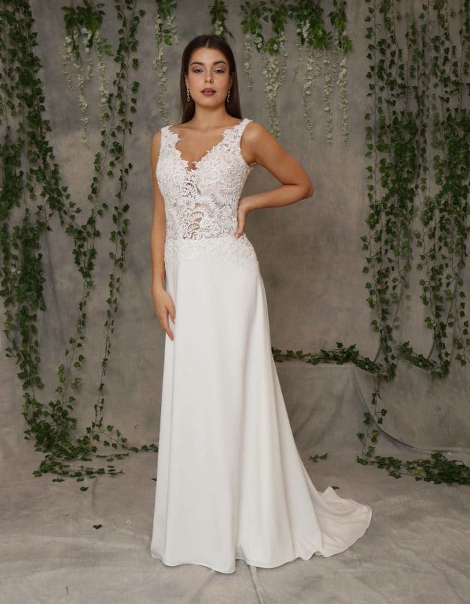 Bodenlanges Brautkleid A-Linie mit Perlen Spitze und Schleppe von hinten