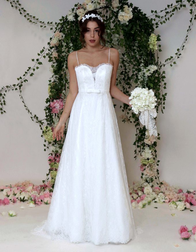 Spitzen Brautkleid in A-Linie mit feinem Trägern