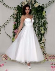 Schichtes Brautkleid in A-Linie und Midi Länge