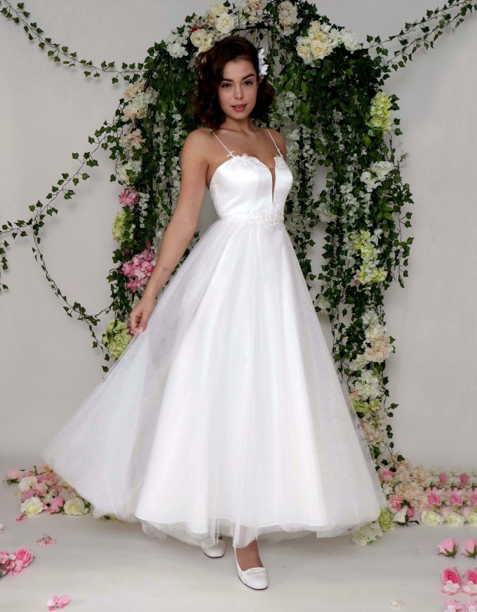 Schichtes Brautkleid in A-Linie und Midi Länge