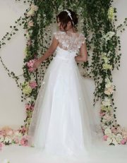 Brautkleid mit zartemSpitzen und wünserschönen Rückenausschnitt