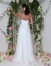 chlicht-elegantes Brautkleid mit flitzendem Tüllrock und Spitzenoberteil