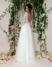 Sexy RückenansichtBrautkleid Sarala mit Puffärmel und transparentem Spitzenoberteil, kleinem Blüten Applikationen und lässigem Softtüllrock