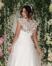 Brautkleid mit zartemSpitzen und wünserschönen Rückenausschnitt