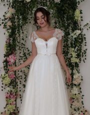 Leichtes Spitzenbrautkleid mit A-Linie Tüllrock und kurzem Flatterärmlichen