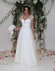 Leichtes Spitzenbrautkleid mit A-Linie Tüllrock und kurzem Flatterärmlichen